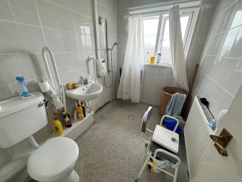 Lot: 152 - THREE-BEDROOM BUNGALOW FOR REFURBISHMENT AND REPAIR - Wet room